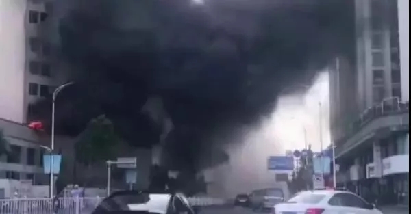 廣東汕頭一在建樓盤突發(fā)火災(zāi)，現(xiàn)場濃煙滾滾，相當(dāng)驚險！