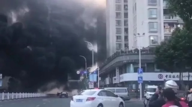 廣東汕頭一在建樓盤突發(fā)火災(zāi)，現(xiàn)場濃煙滾滾，相當(dāng)驚險！